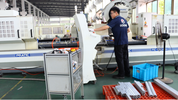 鋁型材框架如何重塑新能源汽車的安全與性能？